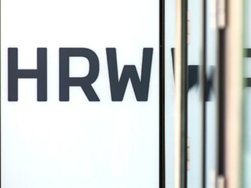 Ein Bild von der Aufschrift "HRW" in dunkelgrau