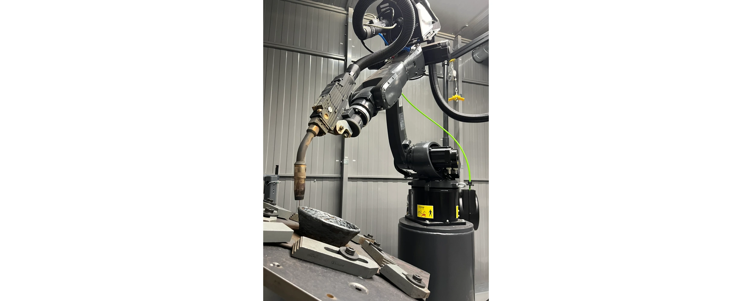 Das Bild zeigt einen Schweißroboter