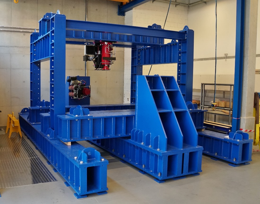 Das Bild zeigt einen modularen Prüfrahmen
