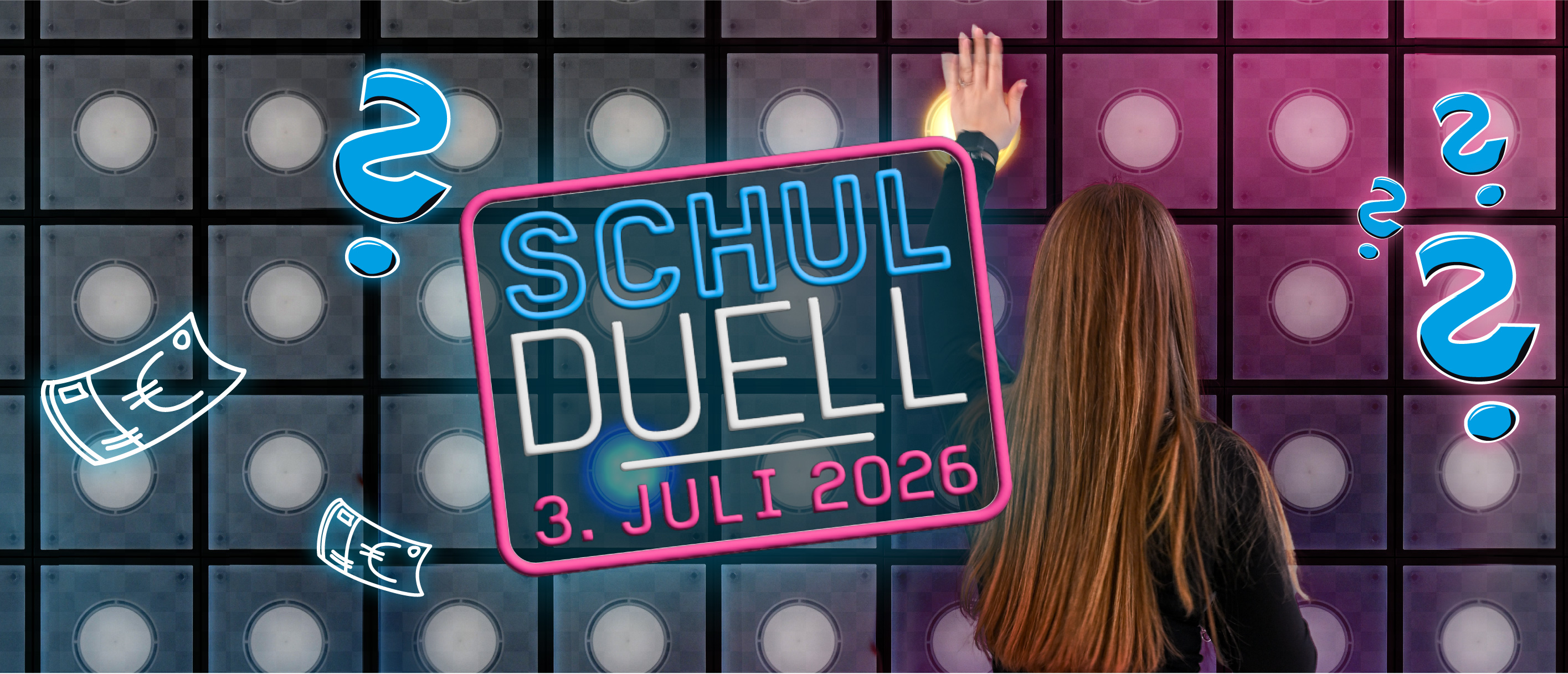 Eine Schülerin steht vor einer beleuchteten Spielwand und streckt die Hand aus. Im Vordergrund ist das Logo der Veranstaltung „Schul-Duell" zu sehen – mit dem Datum 3. Juni 2026.