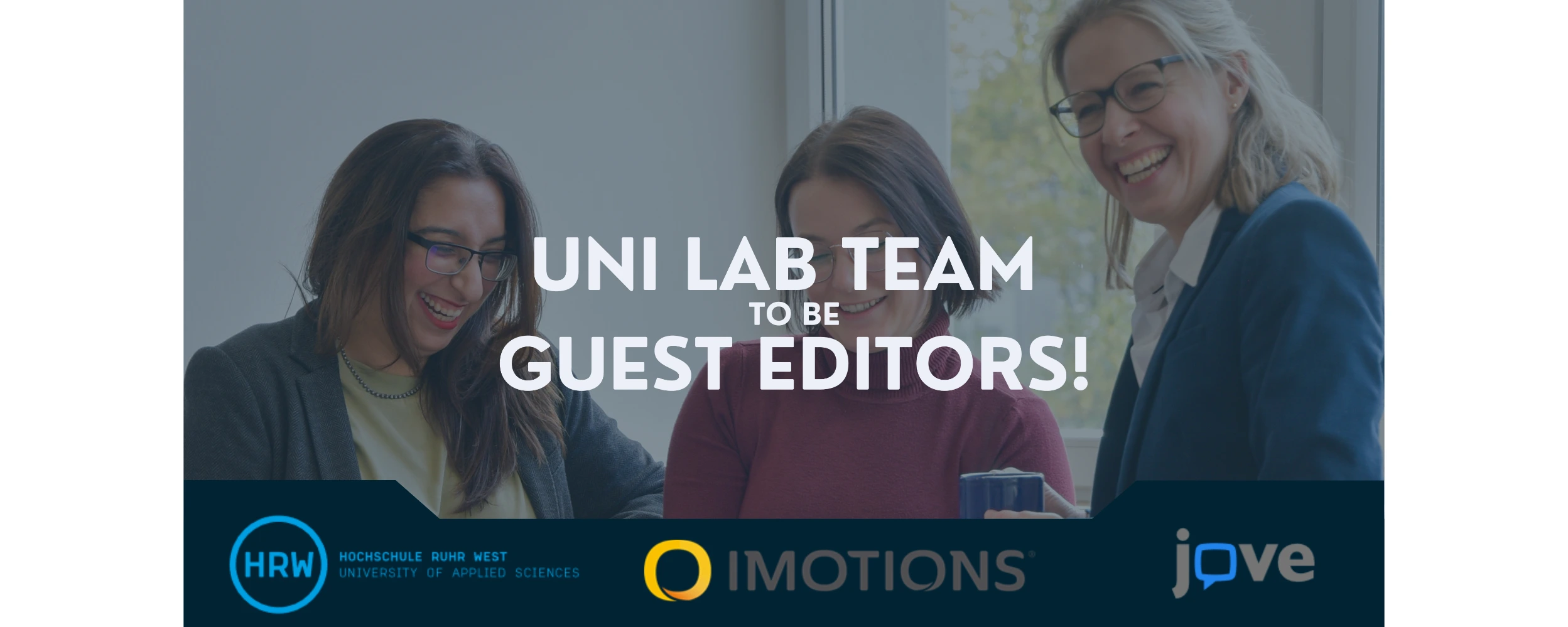 Drei lächelnde Wissenschaftlerinnen stehen gemeinsam in einem hellen Raum und schauen auf Unterlagen oder einen Laptop. Über dem Bild steht der Text „UNI LAB TEAM TO BE GUEST EDITORS!“. Am unteren Rand befinden sich die Logos der Hochschule Ruhr West (HRW), von iMotions und JoVE.