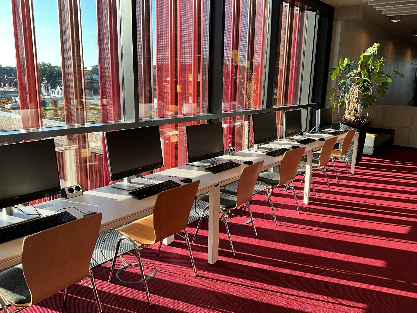 PC-Arbeitsplätze in der Bibliothek in Mülheim