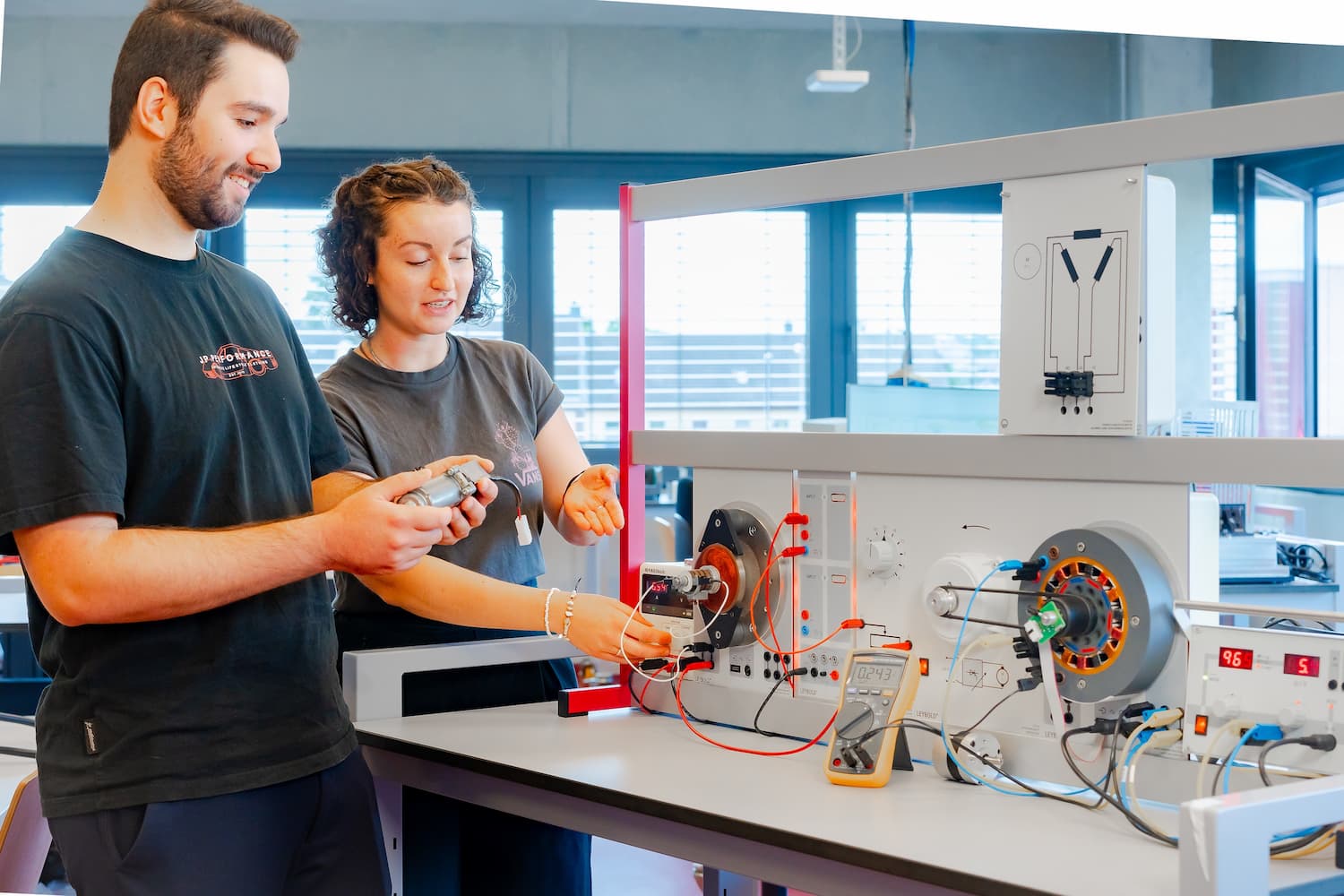 Studierende führen Messungen an einem elektrischen Motorversuchsstand durch.