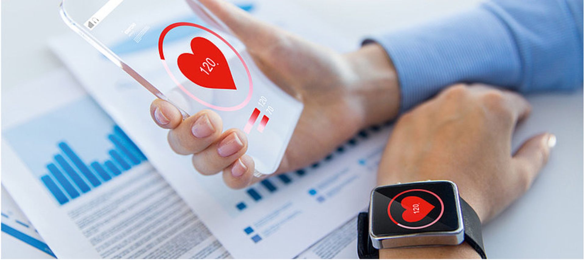 Smartwatch und Smartphone zeigen Gesundheitsdaten wie den Puls in einer digitalen Benutzeroberfläche. Das Bild steht exemplarisch für moderne Technologien im Bereich E-Health, Wearables und mobile Gesundheitsanwendungen.