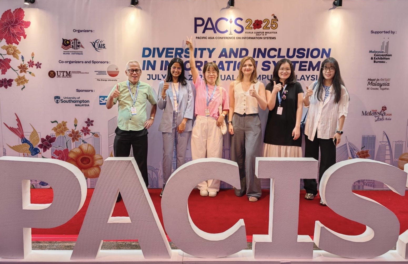 Gruppenfoto mit Lana Sattelmaier auf der PACIS 2025 in Kuala Lumpur.