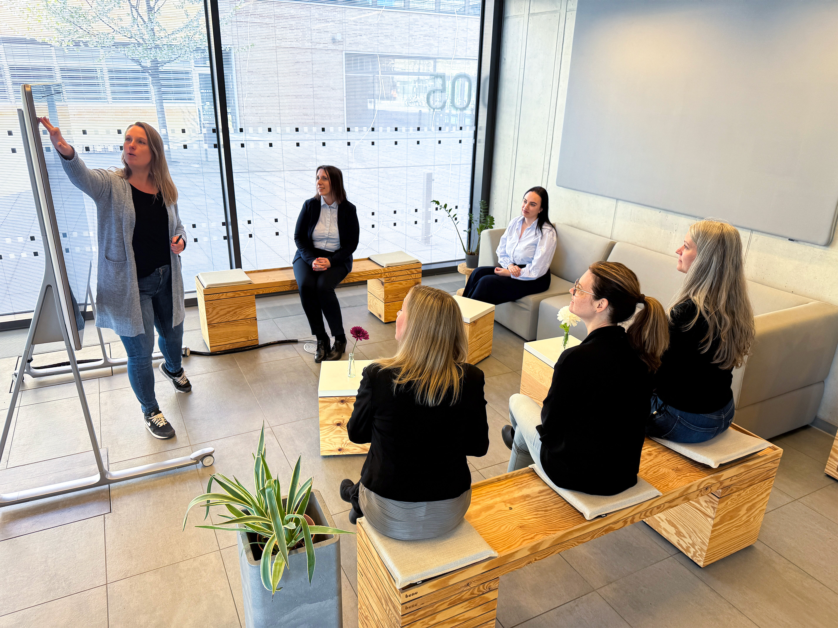 Teammitglieder des Studien- und Prüfungsamts sitzen zusammen