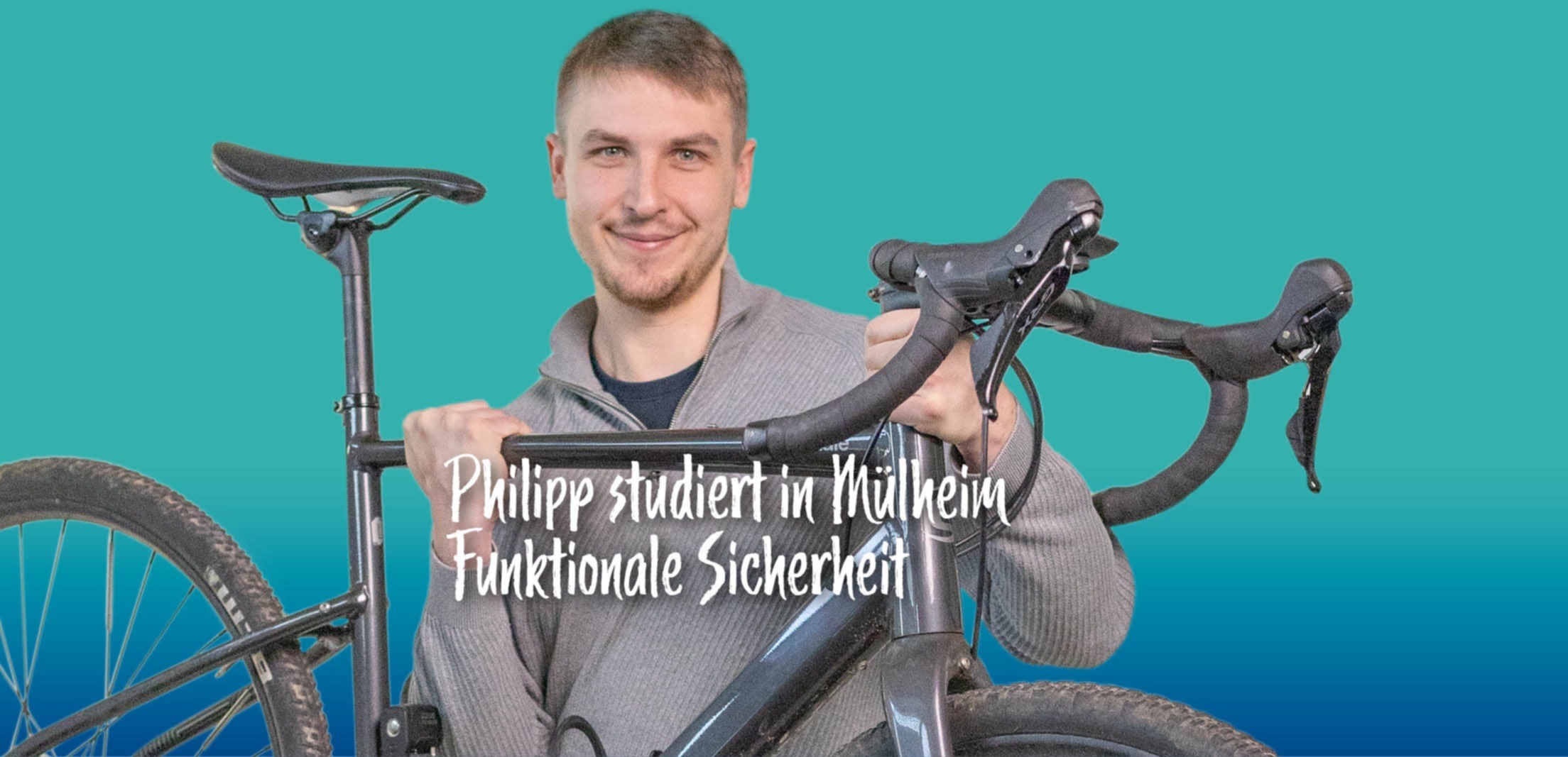 Foto: Junger Mann, der ein Fahrrad trägt