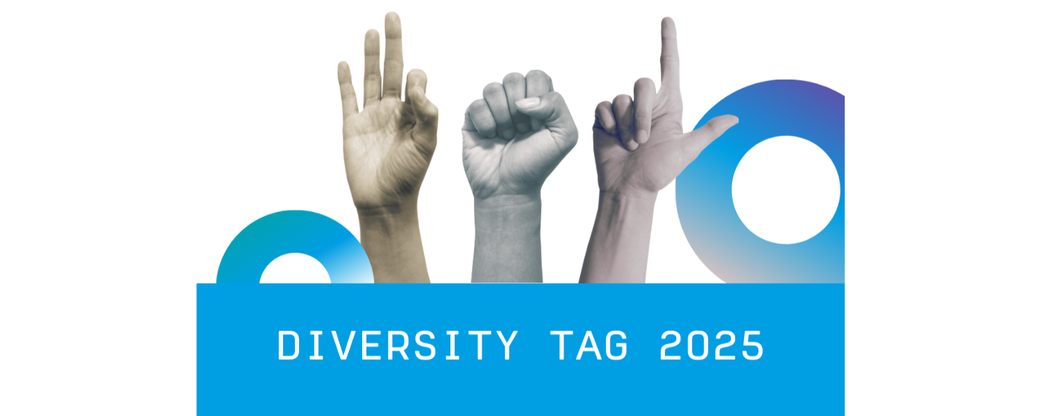 Schrift "Diversity Tag 2025" und Hände, die zu Gebärdensprachzeichen geformt sind