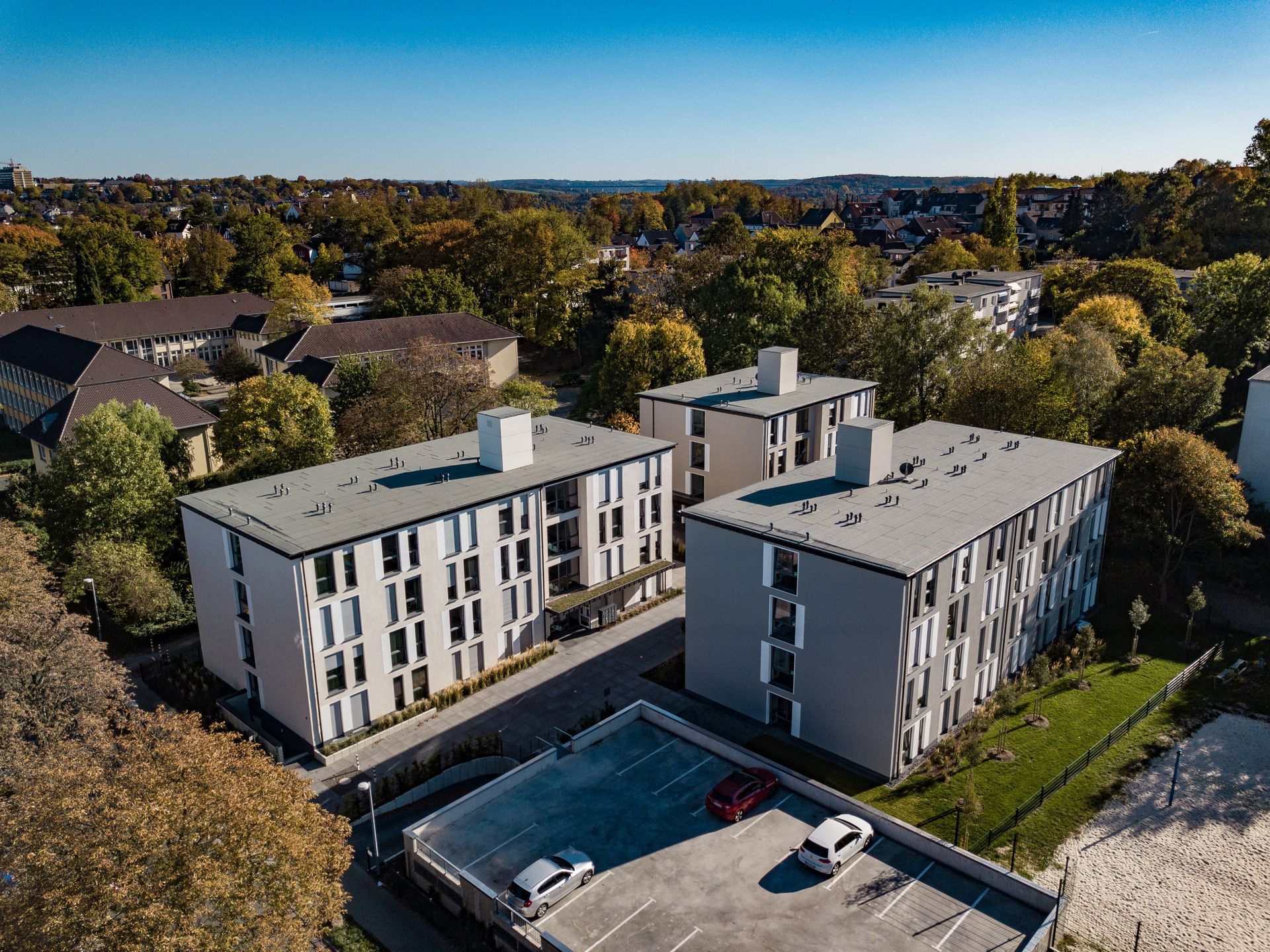 Luftaufnahme des modernen Studierendenwohnheims an der Bülowstraße in Mülheim an der Ruhr. Mehrere Wohngebäude in ruhiger, grüner Umgebung mit direkter Nähe zur Hochschule