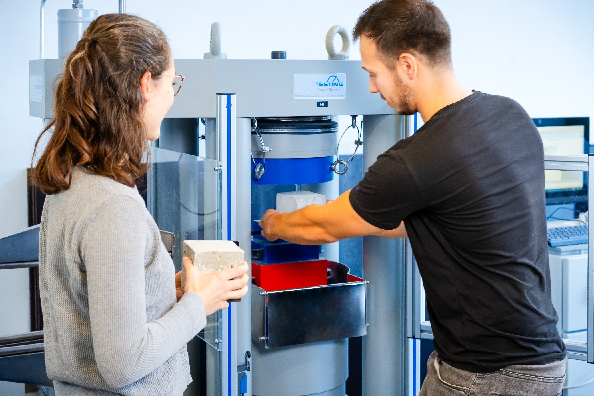 Bild Druckprüfmaschine_1.jpg