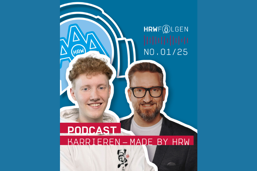 Zu sehen sind zwei Personen, im Hintergrund ein blauer Hintergrund mir dem HRW Logo und Podcast Aufschrift. Im Vordergrund ist der Text "Podcast Karrieren – Made by HRW" in Rot zu lesen.