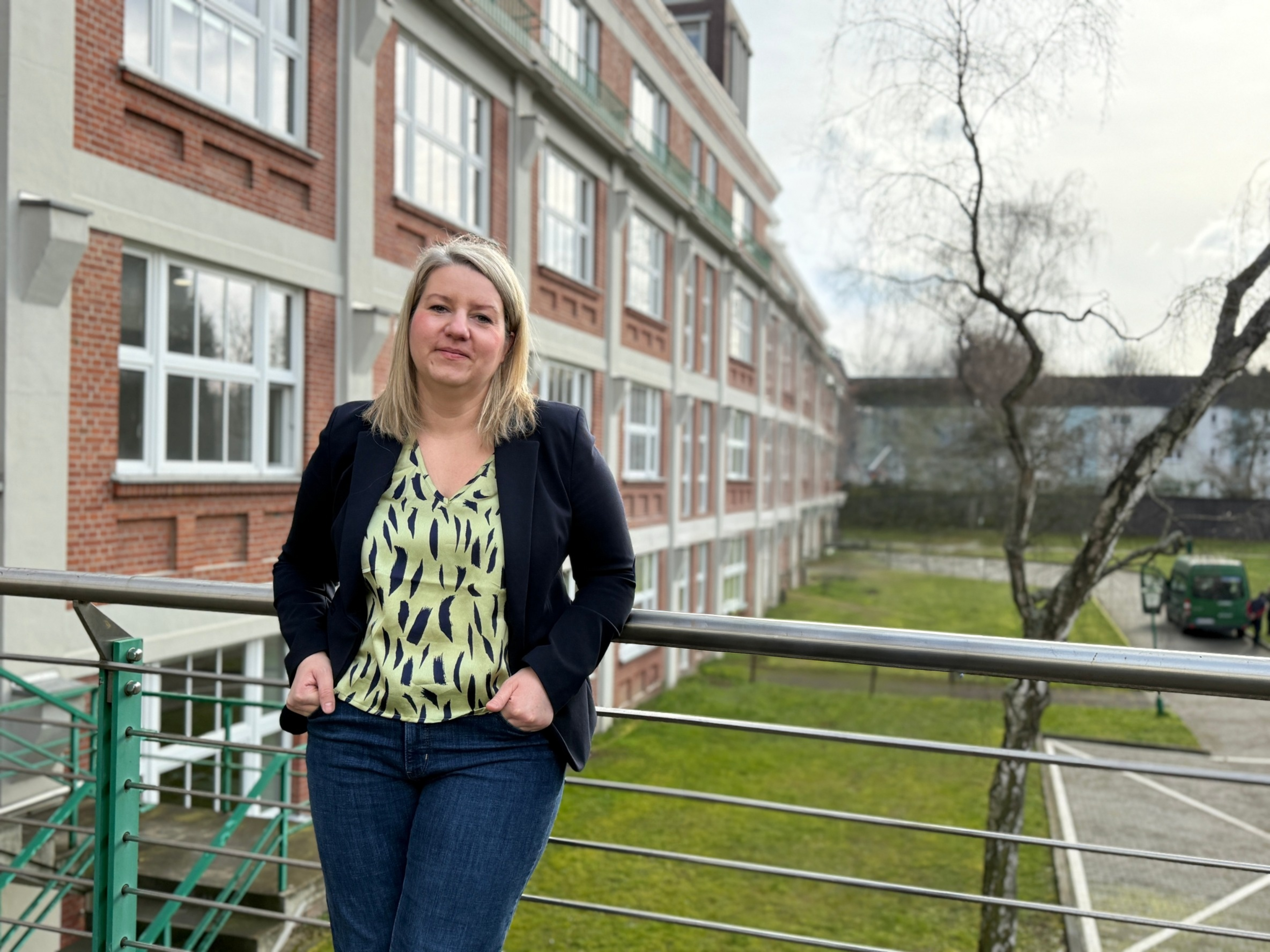 Porträt Beata Yetisen im Innenhof eines Bürogebäudes