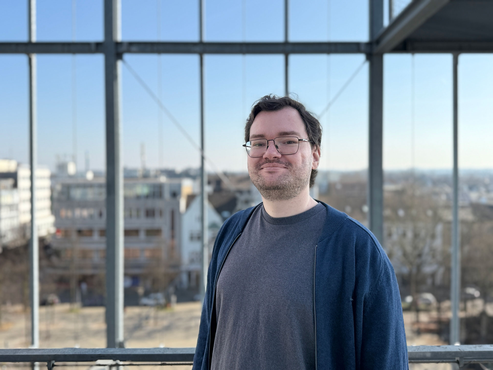 Stefan Werntges im Porträt über den Dächern von Oberhausen