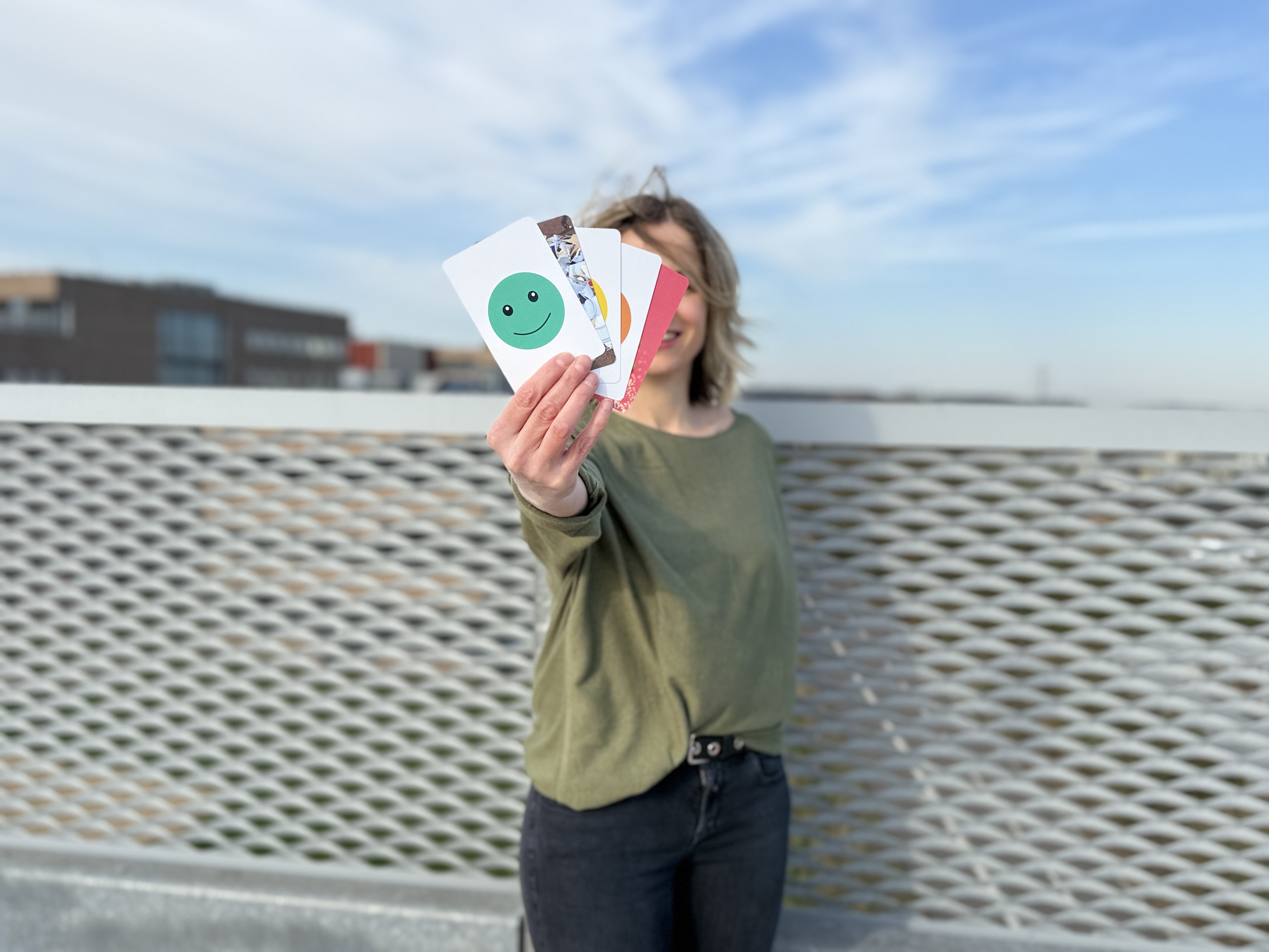 Ulrike Richter im Porträt mit Karten in der Hand
