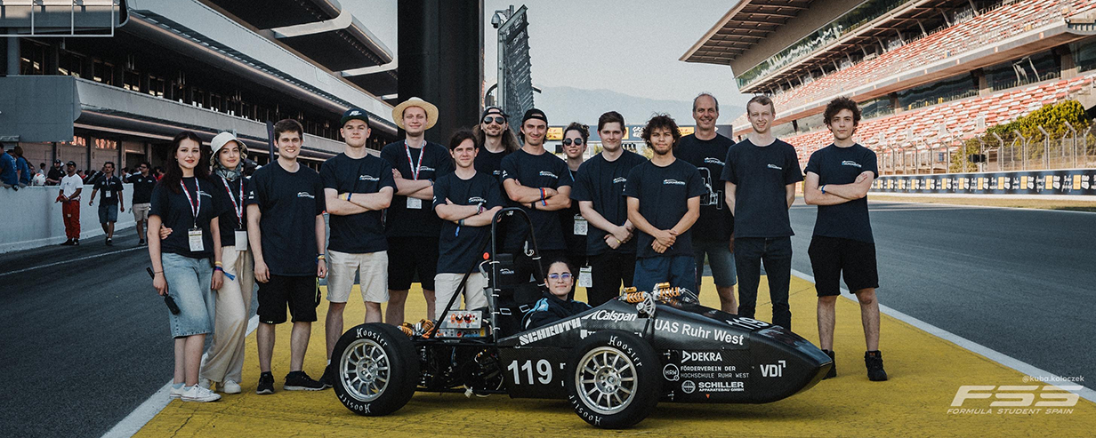 Das Emotion Racing Team der Hochschule Ruhr West beim Formula Student Event in Spanien