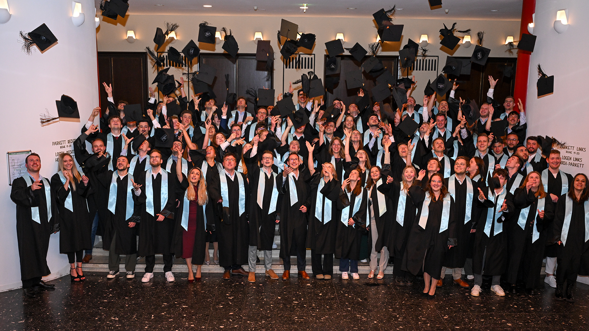 84 Absolventinnen und Absolventen bei der Studienabschlussfeier
