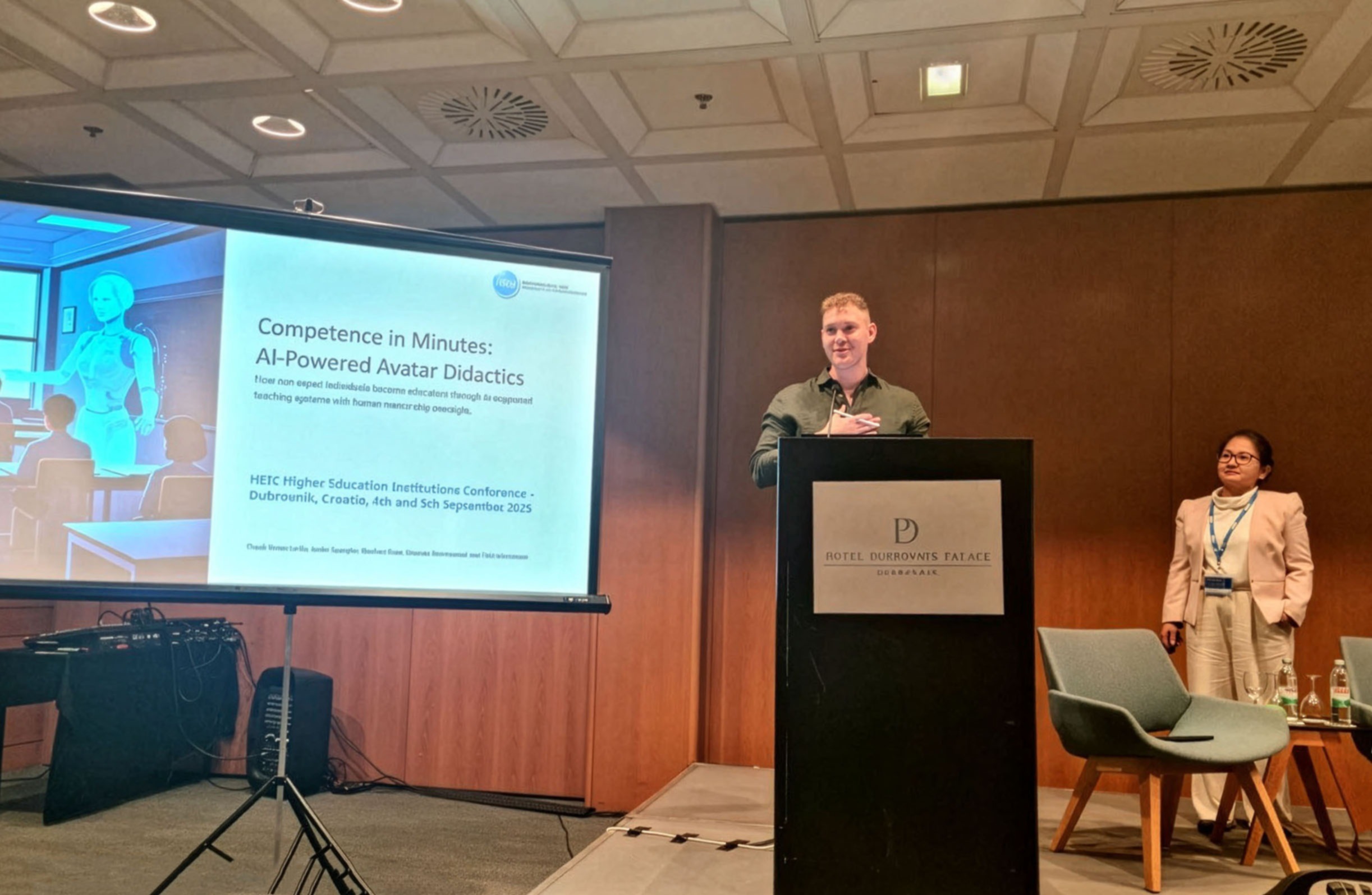 Rischert Enes präsentiert auf der HEIC Konferenz in Dubrovnik 2025 zum Thema KI in der Lehre