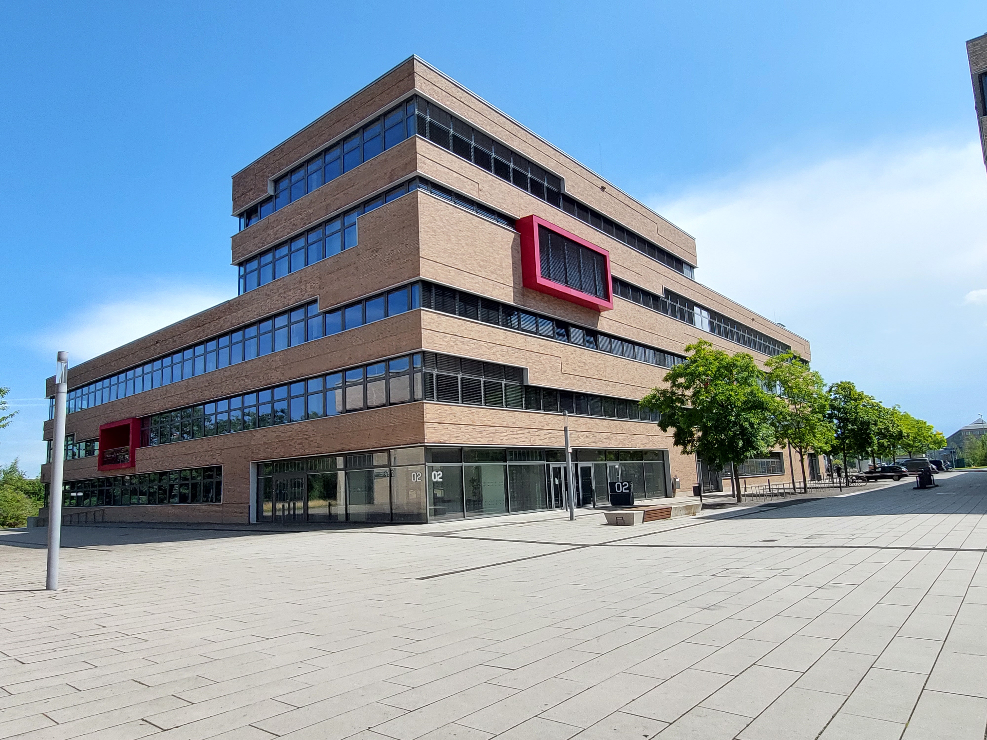 Gebäude Institut MST HRW Eckansicht im Sommer