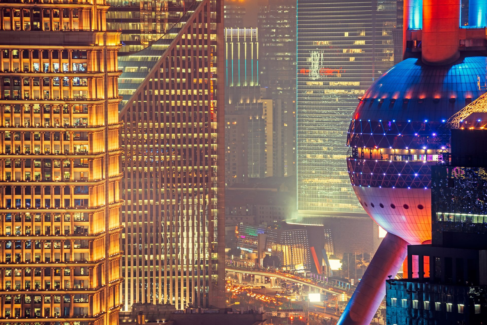 Stockfoto – Skyline von Shanghai bei Nacht: Symbolbild für International Business, asiatische Märkte und interkulturelles Management im Studienkontext.