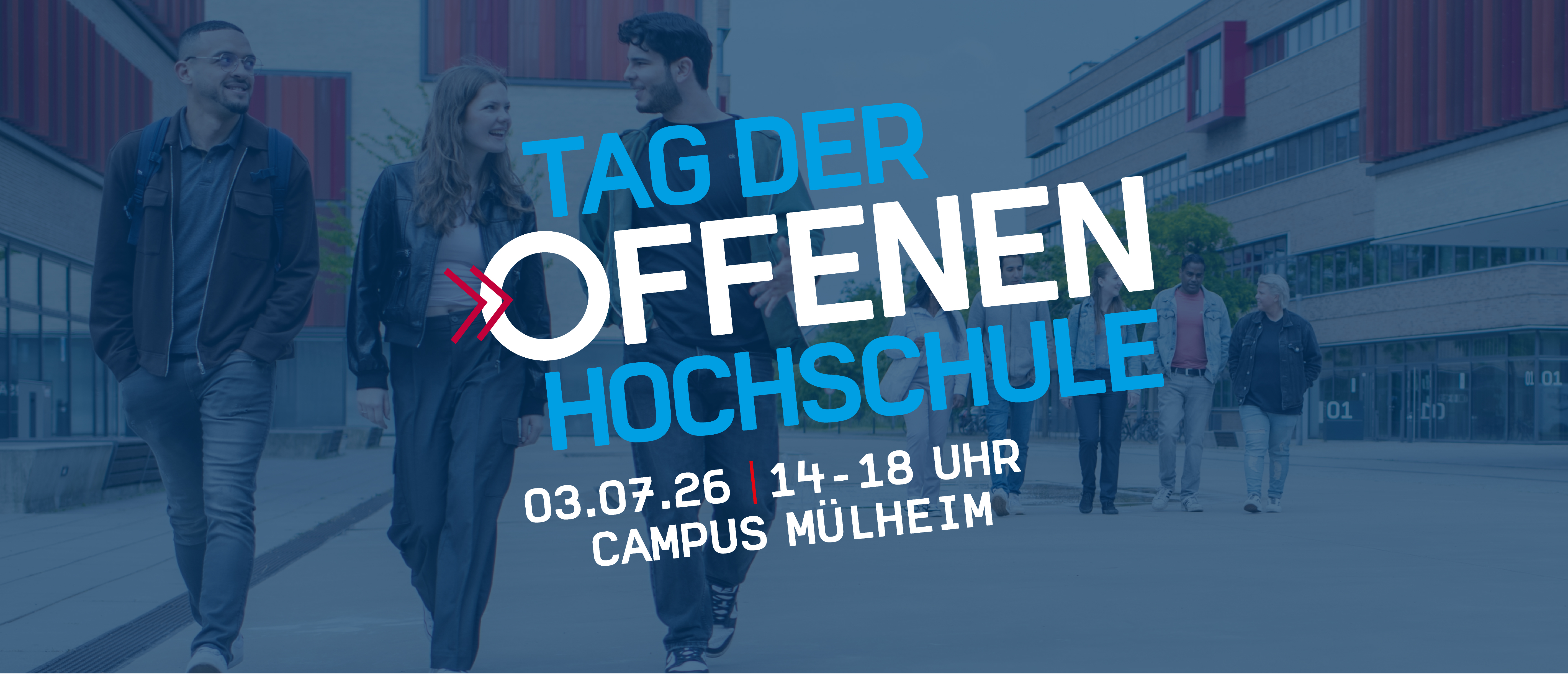 Das Bild zeigt drei junge Menschen, die gut gelaunt über den Campus Mülheim spazieren. Im Hintergrund sind moderne Hochschulgebäude zu sehen. Über das Bild ist ein blauer Farbverlauf gelegt, der den Veranstaltungstitel „Tag der Offenen Hochschule" in großer, auffälliger Schrift hervorhebt – ergänzt durch die Eckdaten: 3. Juli 2026, 14–18 Uhr, Campus Mülheim.