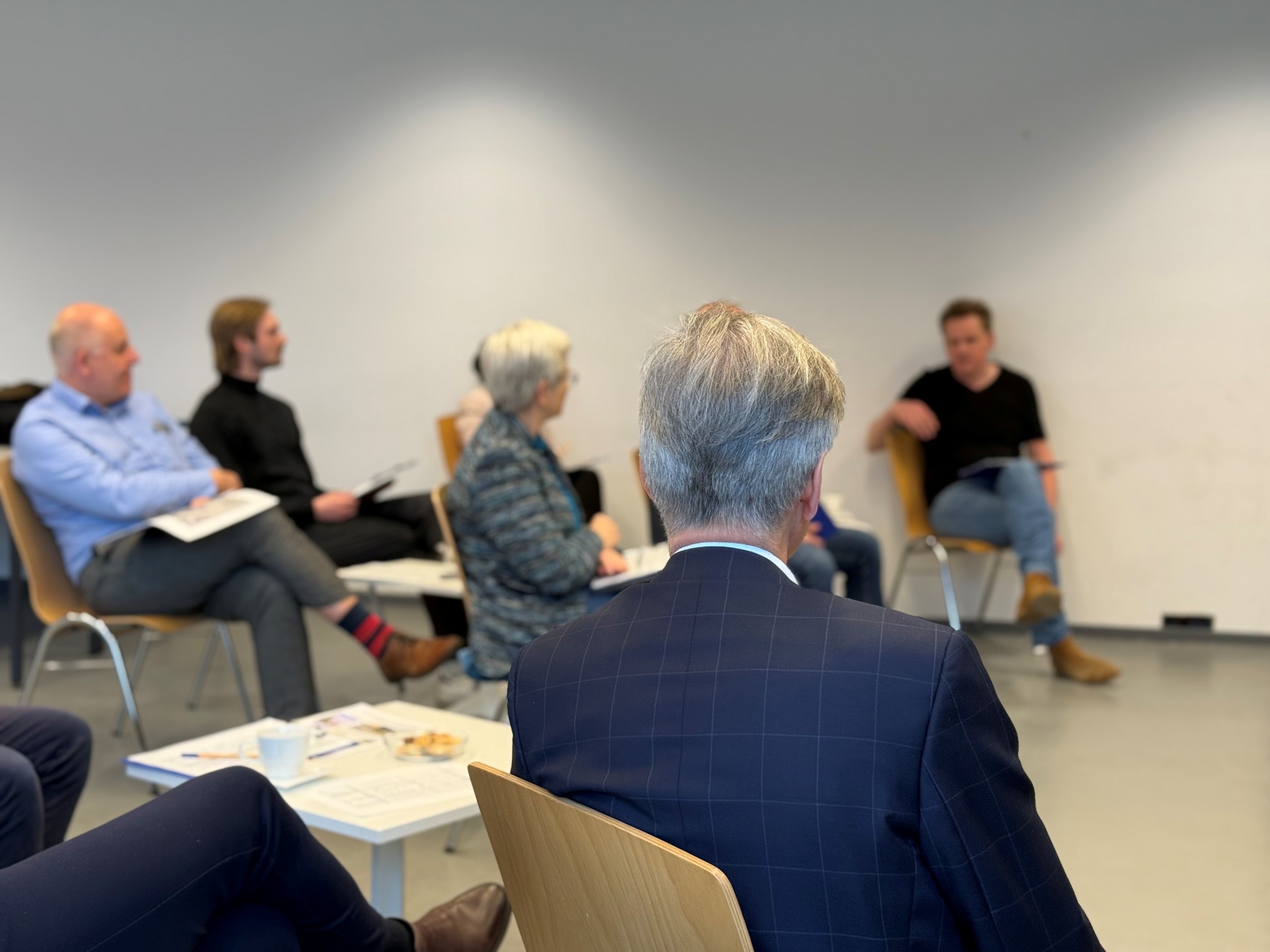 Co-Prüfer aus der Wirtschaft beraten sich