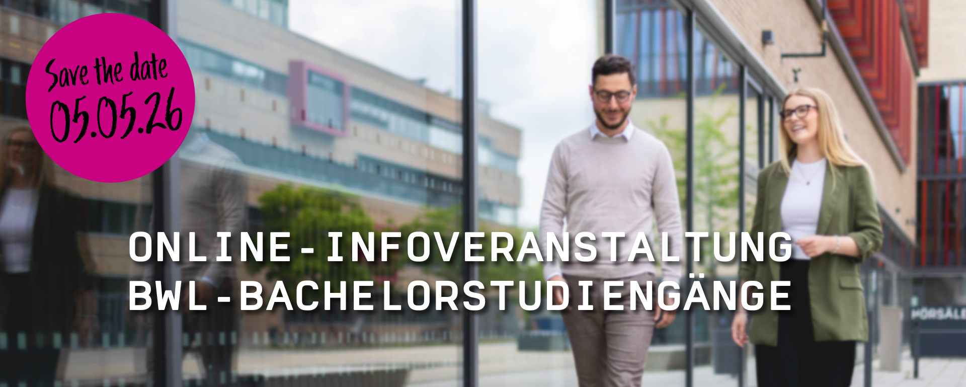 Ankündigungsgrafik für eine Online-Infoveranstaltung zu den BWL-Bachelorstudiengängen der HRW. Vor einem unscharfen Campusmotiv mit zwei gehenden Personen steht in großer weißer Schrift „Online-Infoveranstaltung BWL-Bachelorstudiengänge“. Oben links zeigt ein pinker Kreis den Hinweis „Save the date“ und das Datum 05.05.26.