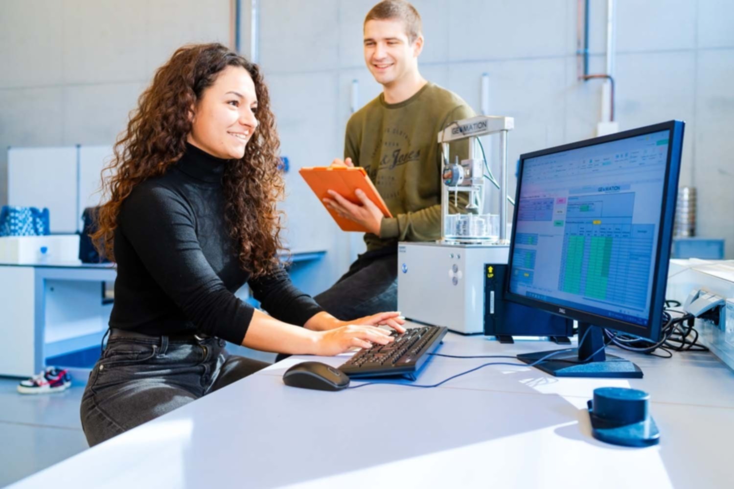 Studierende nutzen ein Messsystem und dokumentieren die Daten.