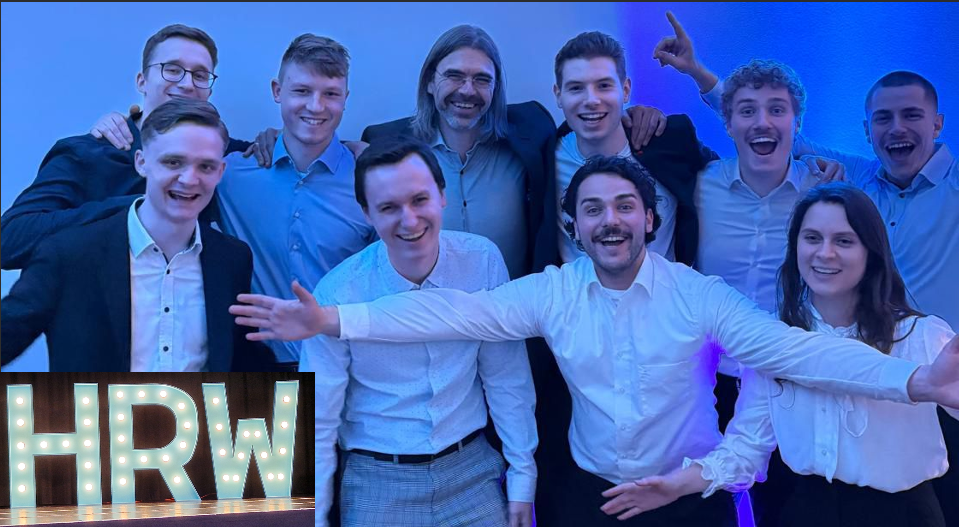 Gruppenfoto von Studierenden und Prof.Dr. Mark Oelmann