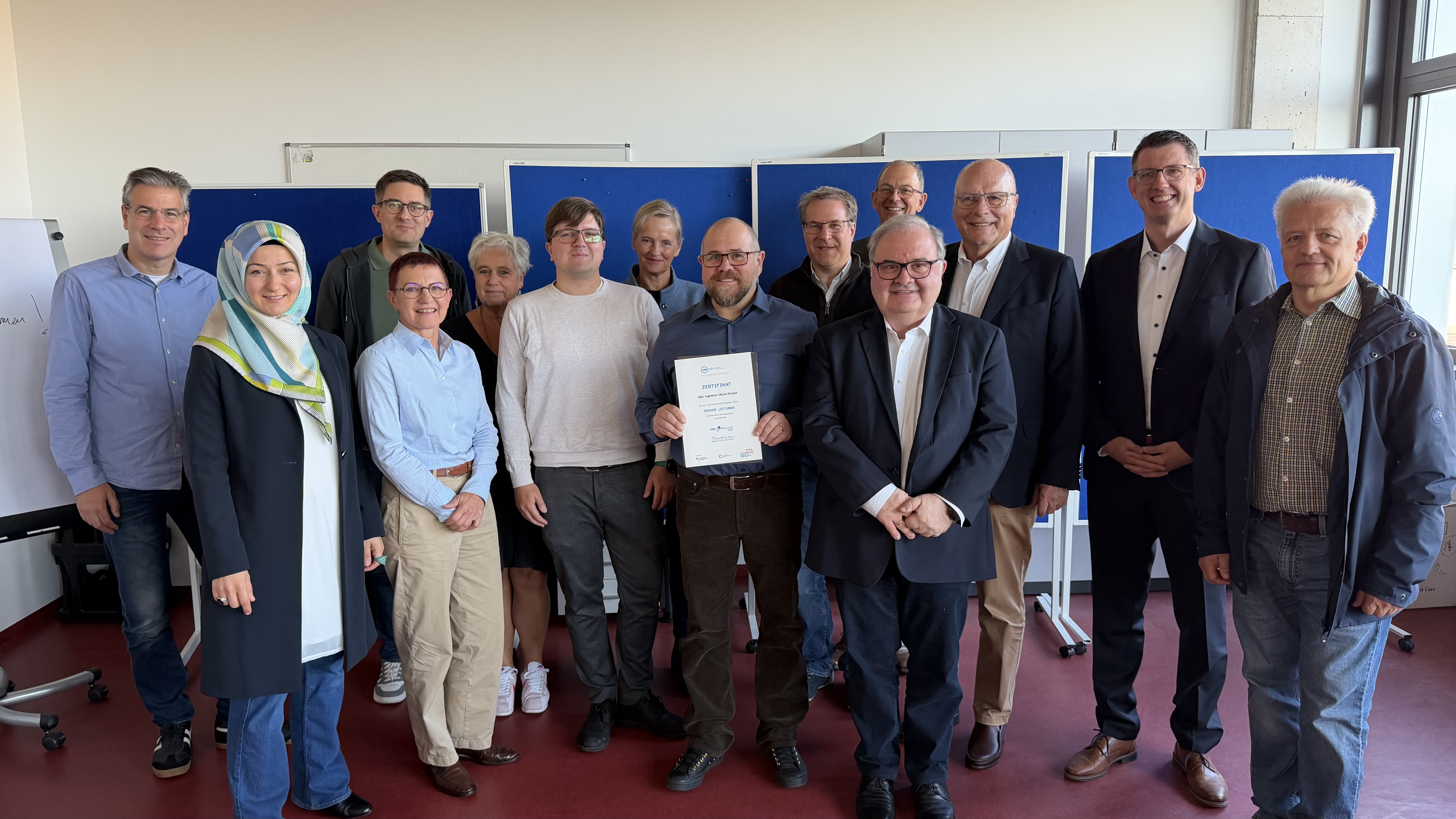 Auf dem Gruppenbild sind Vertreter:innen von Siemens Energy, dem Förderverein der HRW, dem Institut Mess- und Sensortechnik, dem Projekt PROForwardHRW mit dem Senior Lecturer Mirko Dänner und der Vizepräsidentin Professorin Ayşegül Dogangün zu sehen