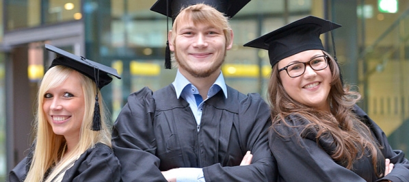csm_Absolventenfeier2015_Drei_Absolventen_Aufmacher_0c3319d32e.jpg
