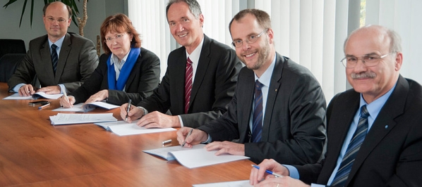 csm_2012_vertragsunterzeichnung_ude_fh_855_50f37aa326.jpg