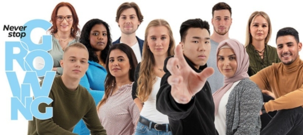Gruppe von Studierenden mit dem Logo "NEVER STOP GROWING" auf der linken Seite.