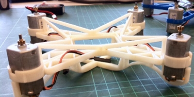 3D-gedruckter Drohnenrahmen mit vier installierten Bürstenmotoren.