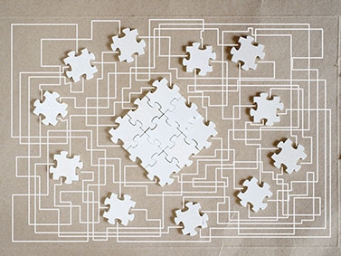 Puzzleteile auf beigem HInterrgund