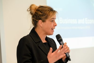 Ministerin Mona Neubaur hält eine Rede.