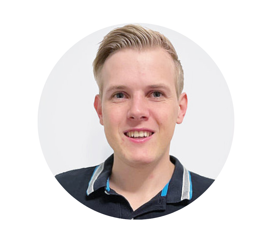 Ein junger Mann mit Blanden Haaren, der ein blaues Polohemd tr&auml;gt, dessen Kragen mit Streifen abgesetzt sind