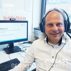 Prof. Dr.  Markus Quirmbach mit Headset vor seinem Computer