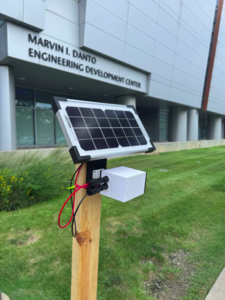 Solarmodul mit Sensorbox vor dem Engineering Development Center der Wayne State University in Detroit.