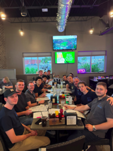 Studenten beim gemeinsamen Dinner in Detroit.
