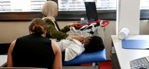 KKS Smart Health Lab / Labor: junge Menschen an einem Unltraschallger&auml;t.