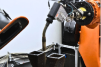 Man sieht ein orangefarbendes industrielles Schweißgerät