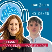 Grafische Podcast-Kachel mit blauem Hintergrund. Zwei freigestellte Portr&auml;ts von Personen nebeneinander, links eine l&auml;chelnde Person mit langen Haaren, rechts eine Person mit kurzen Haaren. Dar&uuml;ber der Schriftzug &bdquo;HRW Folgen&ldquo; mit Mikrofon-Icon und der Episodenangabe &bdquo;No. 06/25&ldquo;. Unten ein rotes Textband mit der Aufschrift &bdquo;Podcast &ndash; Karrieren made by HRW&ldquo;.