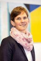 Das Foto zeigt eine weibliche Gastreferentin.