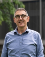 Das Foto zeigt eine m&auml;nnliche Person mit Brille und Hemd.