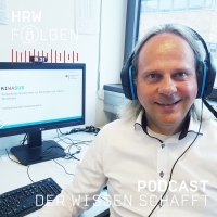 Prof. Dr. Markus Quirmbach mit Headset vor seinem Computer