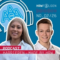 Podcastbanner: ‚Podcast Karrieren – Made by HRW ‘ – zwei Personen sind im Vordergrund lächelnd zu sehen, vor blauem Hintergrund.