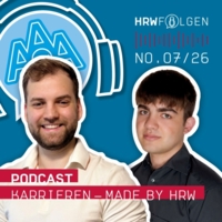 Podcast-Cover: HRWFOLGEN No. 07/26. Zwei junge Männer vor blauem Hintergrund. Text: Podcast – Karrieren, made by HRW.