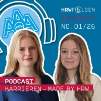 Podcast-Grafik &bdquo;Karrieren &ndash; Made by HRW&ldquo;: Zwei junge Frauen als Portr&auml;ts vor blauem Hintergrund, daneben ein Kopfh&ouml;rer-Icon mit &bdquo;AA&ldquo;-Logo. Rechts der Schriftzug &bdquo;HRW Folgen No. 01/26&ldquo; und ein Podcast-Symbol.