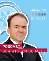 Porträtbild von Dr.Klaus Thelen auf einem blauen Hintergrund