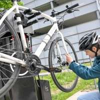 Eine Studentin pr&uuml;ft den Luftdruck ihres Fahrrads an der Repair-Station.